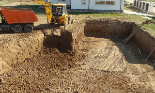 Рытье котлованов под фундамент в Серпухове – цена от 2623 руб. за м3 | ИП Садыков В. Р.